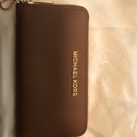 Michael Kors wristlet - Picture 1 of 2
